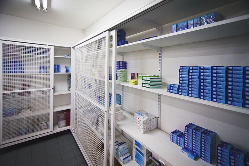 Medicamentos en repisas de farmacia